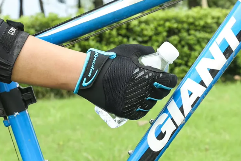 CICLISTA SEGURANDO SUA GARRAFA UTILIZANDO LUVA DE CICLISMO DEDO LONGO