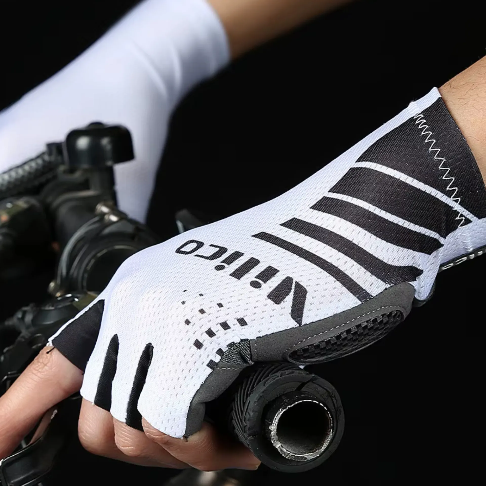 Luva de ciclista aero dedo curto A0132 branca com grip de silicone e punho elástico. - Imagem 3