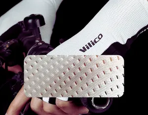 Detalhe do tecido mesh respirável aplicado em uma luva de bike