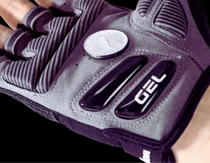 Detalhe dos pads em gel de silicone para amortecimento em luva para ciclismo.